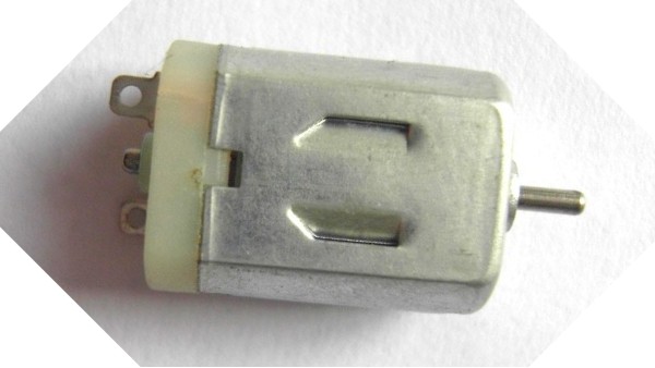 玩具直流小电机上的104的小电容有什么作用？为什么加瓷片电容？深圳小电机厂家为您揭秘: